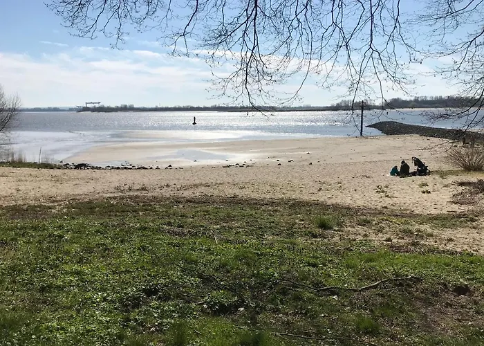 Urlaub Am Elbstrand - Wohnung In Blankenese Mit Naturblick